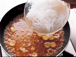 煮汁が煮立ったら、もどしたはるさめを加えて煮汁のうまみを吸わせる