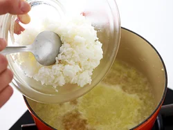 スープが沸騰したら、ご飯、牛乳を順に加える