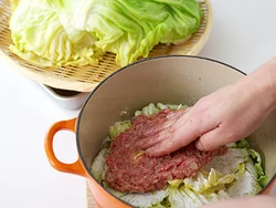 キャベツとひき肉だねは、押しつけないように重ねていく