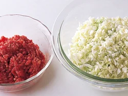 キャベツはひき肉と同量！たっぷり混ぜることでふっくらとして軽い口当たりになる。