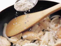 肉や野菜を炒めたら小麦粉をふる
