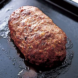 形を整えるときは、高さを保つことがポイント。肉がかたくならず、ふっくら焼き上げる。
