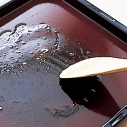 天板に残った肉汁を使うことで味わい深いソースに。ワインを注いでこそげると､むだなく取れる