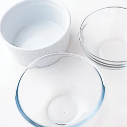 ここでは口径約14cmの耐熱ボウルを使用。２　1/2カップ分の液体が入るものであれば、ボウルでなくても作れる。ただし、オーブンで使える耐熱用のものを使用してください。