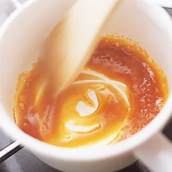 全体がほぼ茶色くなったら木べらで混ぜる。多少砂糖が残っていても混ぜはじめてＯＫ。