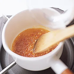 全体が濃い茶色になったら火を止めて水を加え、のばす。