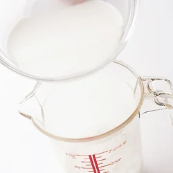 基本のドームプリンより牛乳の量を減らし、その分生クリームを足す。生クリームを加えることで、より濃厚な味わいになって、リッチな食感に。