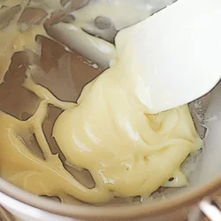 練乳を煮詰めるときは、焦げないように絶えず混ぜる。