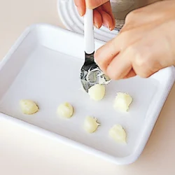 小さなスプーンを2本使えば、バットに落としやすく、丸い形にしやすい。