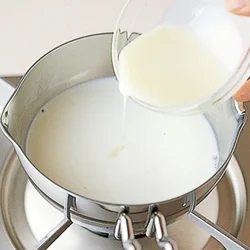 牛乳に砂糖と練乳を加えてプリン生地を作る。砂糖は控えめにして、練乳の甘みを楽しむ。