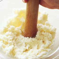 じゃがいもは､熱いうちに手早くつぶす