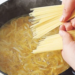 カペッリーニはゆでずに、直接煮るから、ひとつのフライパンでできちゃう。