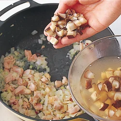 干ししいたけのもどし汁は、うまみのもと！　切ったあとももどし汁に入れておき、汁をきらずに加えて。