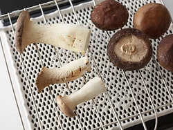 表面に水分が浮き出てくるくらいが、焼き加減の目安