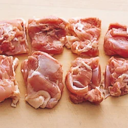 とり肉は大きめに切ることで、パサつきにくく、ジューシーさを保てる。皮もはがれずに、扱いやすい。