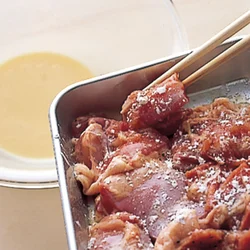 下味をつけたとり肉の表面に、軽く小麦粉をふっておくことで、ころもがつきやすくなる。