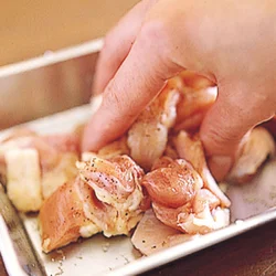 とり肉はしっかり下味をつけて風味をよくする。
