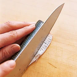 腹の端を腹びれごと切り落とし、内臓を取り出して中をきれいに洗う。