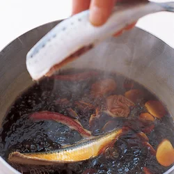 いわしは必ず煮汁が煮立っているところに！