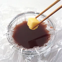 パイナップルは外にはみ出ないよう、小さく切って中に包み込む。