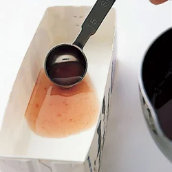 下の寒天が固まる前に上の寒天液をスプーンでそっと入れると、沈まず、きれいな2層になる。