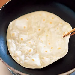 ところどころふくらみ、両面にうすく焼き色がついたらでき上がり。乾燥すると包みにくいので、ラップをかぶせておくとよい。