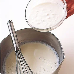 牛乳にゼラチンが溶けて、手でさわれるくらいまで粗熱がとれてからヨーグルトを加える。