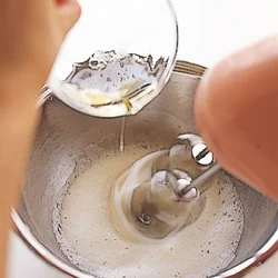 はちみつは熱いので必ず泡立てているところに加えて。そのまま加えると、卵白が固まるので注意。このとき、はちみつの容器も熱いので、やけどしないように気をつけて。
