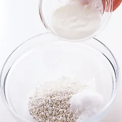 白玉粉は水ではなく、ヨーグルトを混ぜて。ヨーグルトの水分で全体がまとまり、ほんのり酸味がきいた白玉だんごになる。