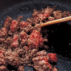 ひき肉はざっくり炒めて存在感を出す