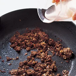 スープは、ひき肉にしっかり味をつけてから加える。こうすると肉の味がぼやけず、メリハリのついたおいしさに仕上がる。