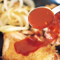 ソースの半量はとり肉全体に味をなじませておき、焼き上がったあとにさらにかけるとソースの味が際立つ。