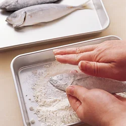小麦粉を薄くまぶしてうまみを閉じ込める
