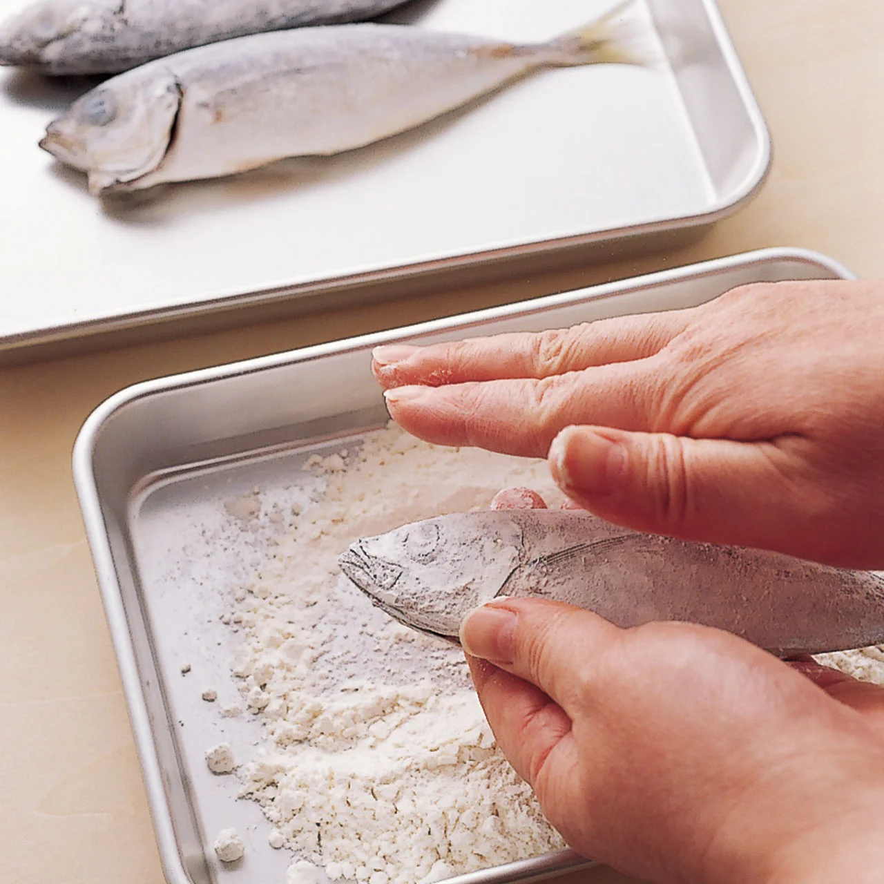 小麦粉を薄くまぶしてうまみを閉じ込める