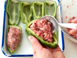 内側に小麦粉をまぶしておくとひき肉だねがはがれにくくなる