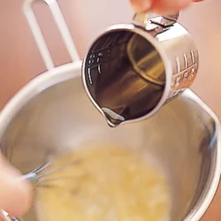 油は少量ずつ加えながらよく混ぜ、ほかの調味料となじませる。