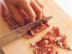 豚バラ薄切り肉を細かく切ってあんにすることで、コクがあってジューシーな餃子に仕上がる。
