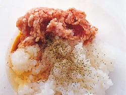 いかは食感が生きるように、粗くたたく。とりひき肉も少量加えると、あんがまとまりやすくなる。