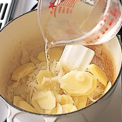 顆粒スープの素を使う場合は、塩を入れずに煮て、最後に味をみて塩を加えても