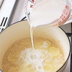 牛乳を加えてミキサーでかくはんする
