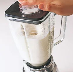 なめらかになったら、このまま食べてもおいしい。温かいまま食べるならば、冷たいスープと違い、生クリームは加えるとしても、大さじ2～3程度でOK。