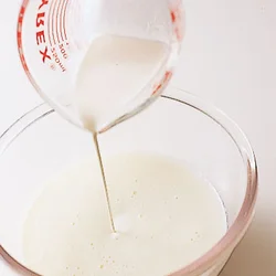 生クリームを加える