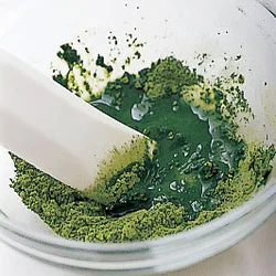 抹茶は溶けにくいので、まず湯で溶いてから牛乳に混ぜる。ゴムべらで練るように混ぜるとよい。