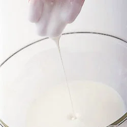最初に混ぜたときは液体に近いくらいゆるい状態。このときに白玉粉の粒が少し残っていたらざるに入れ、残った粒を下に押してこすとよい。