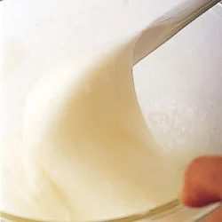 加熱のたびにむらをなくすように、耐熱性のへらでよく混ぜる。３回の加熱後はもったりとし、透明感も出てくる。