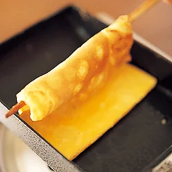 菜箸1本を卵焼きの中央下に通してから返すと、くっつかず、破れずに返しやすい。