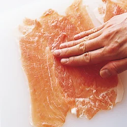 薄切り肉の重なっている部分を軽く押さえ、くっつきをよくする