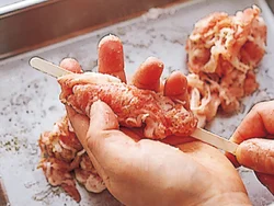 割り箸やスティックなど太さのある棒に、肉をはりつけて握る
