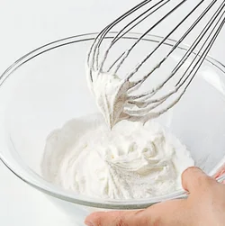 生クリームはつのが立つくらいの九分立てにすると、空気を多く含み、でき上がりの口当たりがなめらかになる。