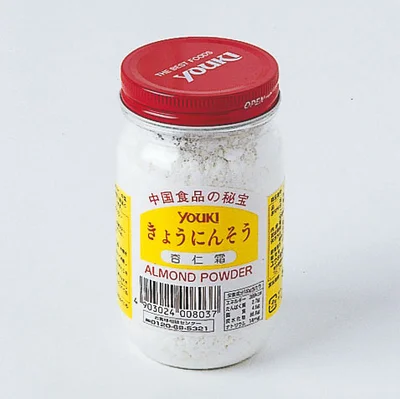 杏仁霜(きょうにんそう)とは、杏仁豆腐の独特のアーモンド風味を出す杏仁霜。杏仁(あんにん)と呼ばれるバラ科あんずの種子から作られたもの。スーパ ーなどの製菓材料や中華食材売り場にあり、150gで¥600程度。